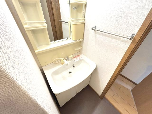 ラルジュウエストの洗面所