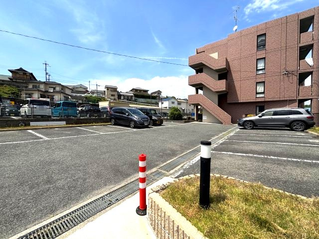 ラルジュウエストの駐車場