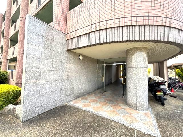 ラルジュウエストのエントランス
