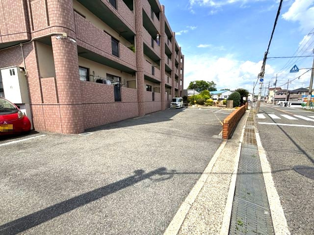 ラルジュウエストの駐車場