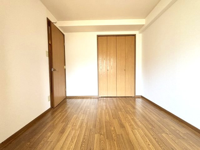 ラルジュウエストの洋室