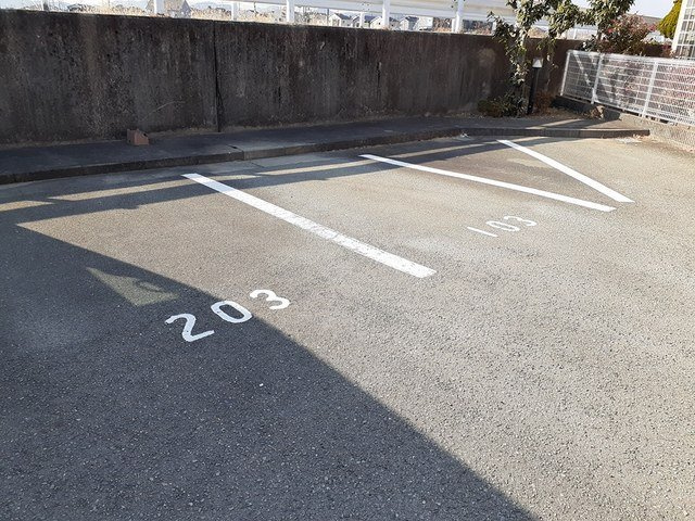 クレストヨコセキの駐車場