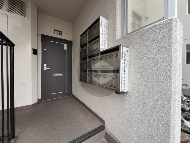 プレジデント東大阪 4棟のエントランス