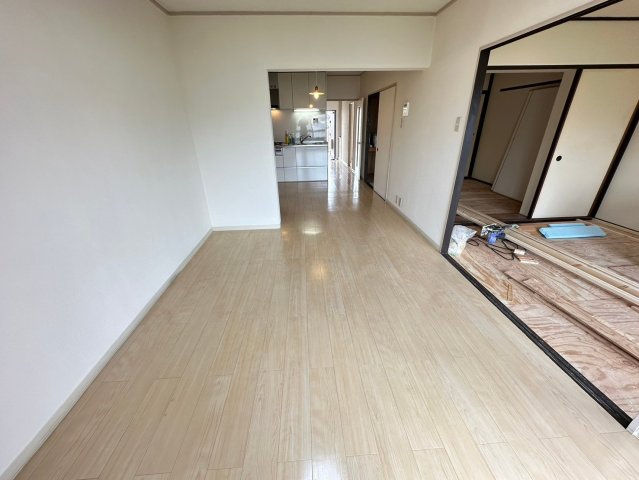 プレジデント東大阪 4棟の居間・リビング