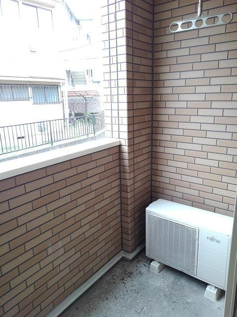 川崎市多摩区登戸のアパートのバルコニー