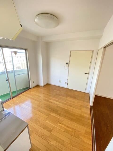 調布市多摩川５丁目のアパートの居間・リビング