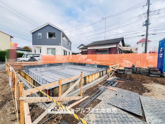 ~福生福生~ Newly built houseの外観|【Raft Foundation】
◆ベタ基礎◆コンクリート基礎で建物全体を面で支えるベタ基礎構造。地面からの湿気を防ぎ、不同沈下にも強い安心の基礎で、家族の暮らしをしっかりと支えます。