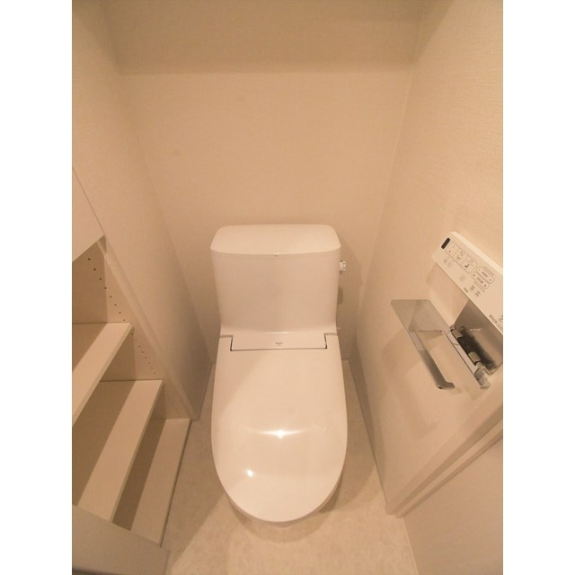 ラクレイス横濱関内のトイレ|落ち着いた色調のトイレです