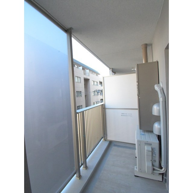 ラクレイス横濱関内のバルコニー|外からの目が気にならないバルコニーで洗濯物が干せます