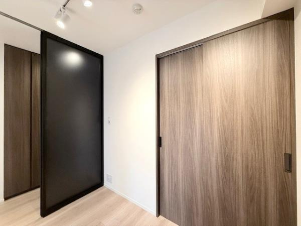 ルネサンス赤坂プレミアムコートの居間・リビング|こちらの居間で趣味の時間をお楽しみください