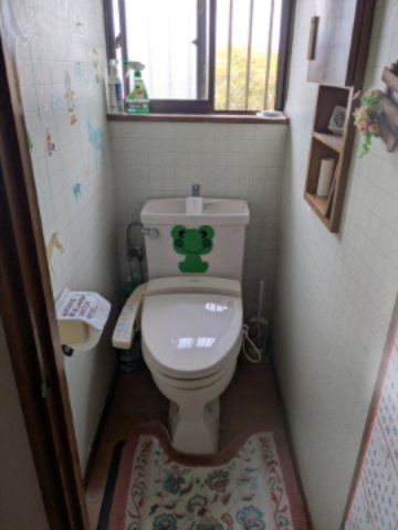 中古戸建　上里見町のトイレ|飾り棚のあるトイレです。