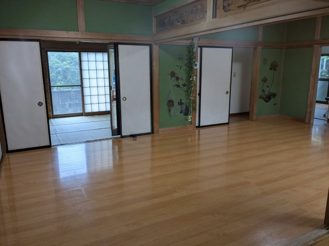 中古戸建　上里見町の居間・リビング|襖戸を開ければ、さらに大空間に。