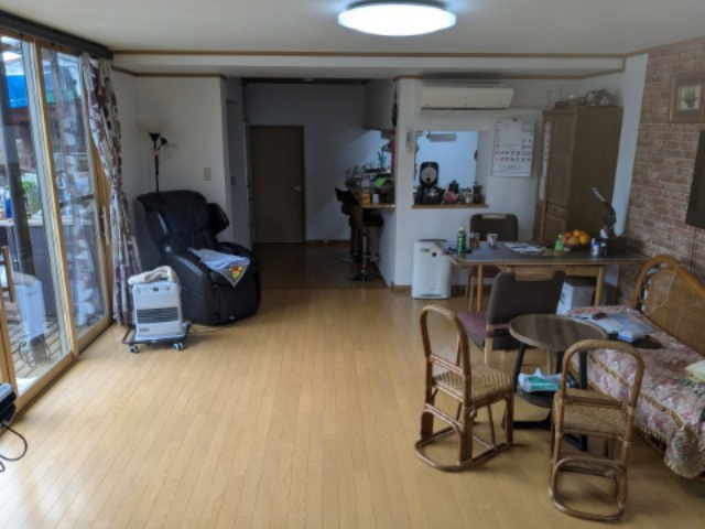 中古戸建　上里見町の居間・リビング|家族が集うゆったりとしたリビング。