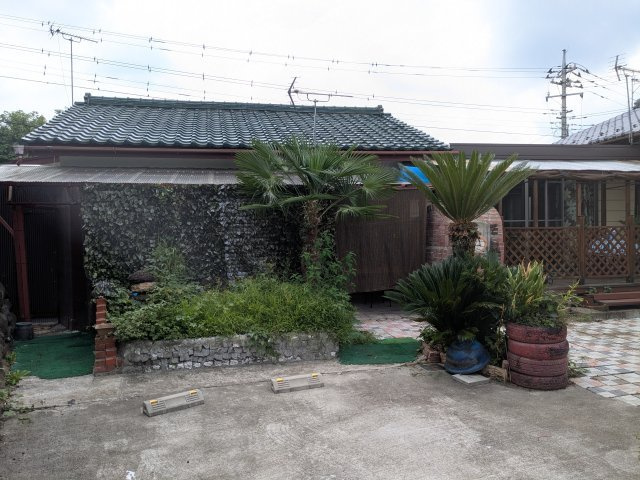 中古戸建　上里見町の庭|どことなく南国リゾートを感じさせる外観です。