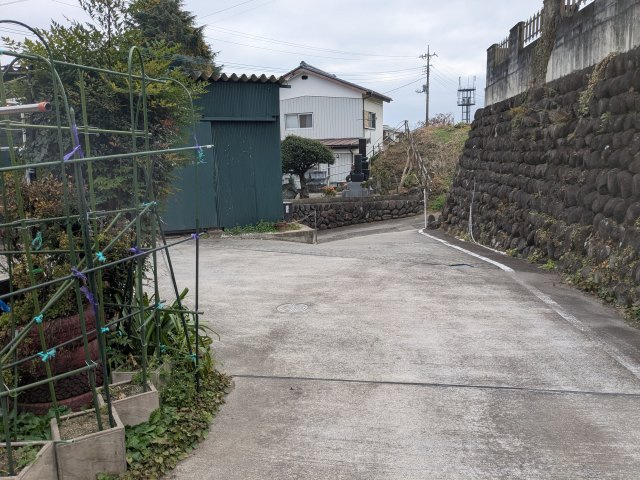 中古戸建　上里見町の前面道路含む現地写真