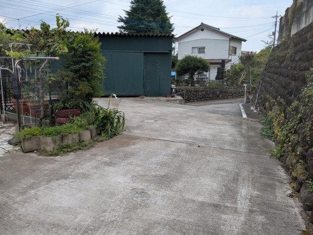 中古戸建　上里見町の庭|お庭は舗装された部分が多いので、雨の日も足元安心です。
