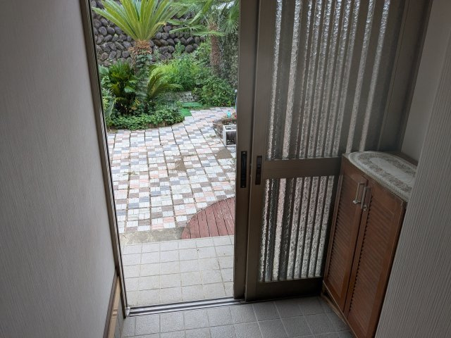 中古戸建　上里見町の玄関|省スペースな引き戸の玄関。