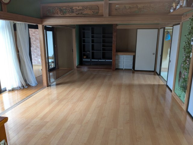 中古戸建　上里見町の居間・リビング|和の雰囲気を残しつつ、使い勝手の良い洋間に改装されています。