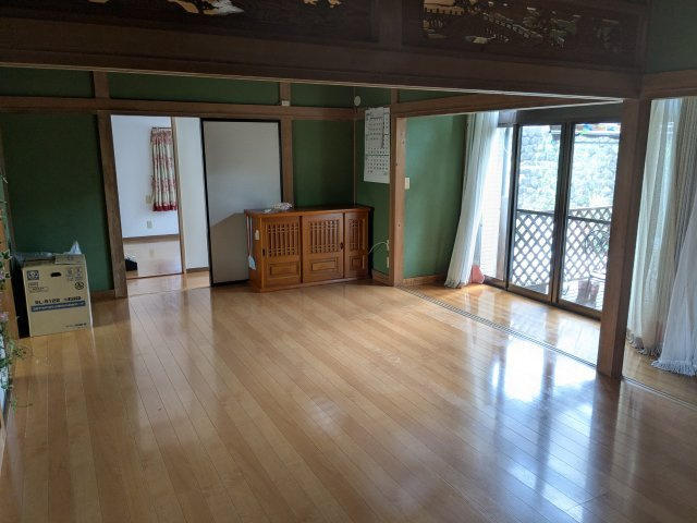 中古戸建　上里見町の居間・リビング|段差の少ない大空間なのでお掃除もしやすい！