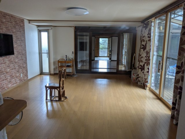 中古戸建　上里見町の居間・リビング|明るい日差しが差し込むリビングルーム。