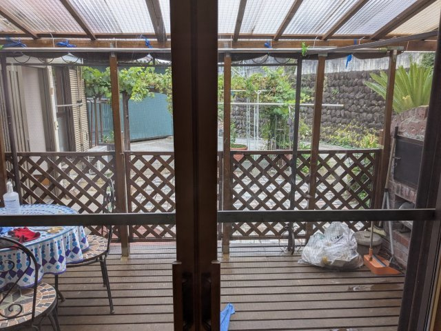 中古戸建　上里見町のバルコニー|ピザ窯のあるテラスは、気持ちの良いアウトリビングとしても活躍しそう。
