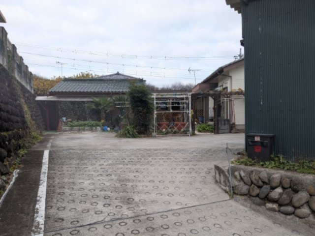 中古戸建　上里見町の駐車場|敷地内で方向転換も楽々な駐車スペース