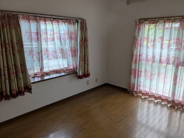 中古戸建　上里見町の洋室|2面採光で風通しの良い洋室。