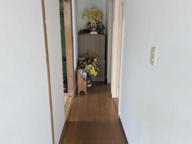 中古戸建　上里見町の内装|廊下はすっきりとした白ベースの壁色です。
