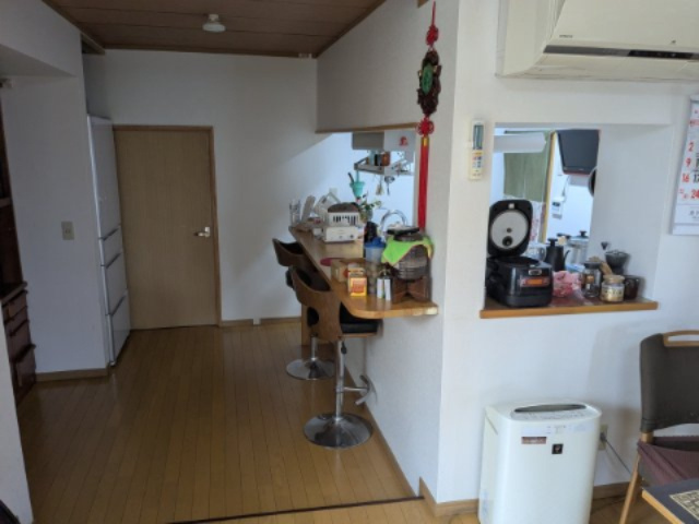 中古戸建　上里見町のキッチン|カウンタースペースです。ちょっとした食事ならここで済ませることも。