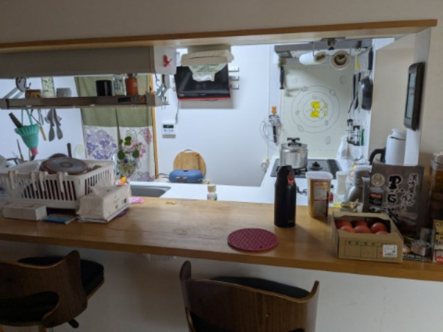 中古戸建　上里見町のキッチン|調理しながら会話も楽しめる、カウンター付きのキッチンです。