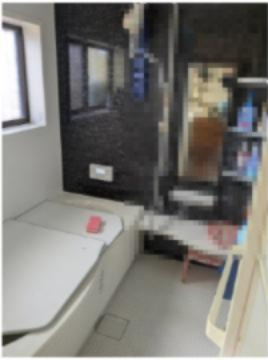 中古戸建　上里見町の浴室|アクセントカラーがおしゃれなユニットバス。