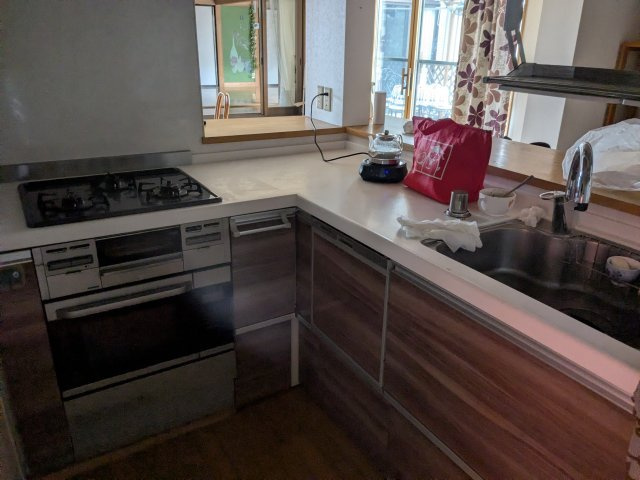 中古戸建　上里見町のキッチン|L型システムキッチンで、調理スペースもたっぷりです。