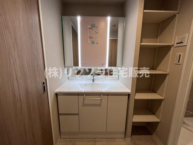 ライオンズガーデン枚方の独立洗面台|三面鏡付き独立洗面台　可動棚付き
■物件内覧・資金計画相談・住宅ローン相談、リフォーム相談、お問合せ受付中■
※当日・翌日のご内覧、ご相談はお電話でのお問合せがスムーズです！