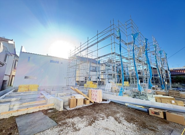 【外観】 | 新座市畑中1丁目　新築一戸建住宅　全3棟　(志木本店) | 販売現地／2025年12月4日撮影　
リビングからキッチンまで見渡せるので広々とした空間を感じられます。