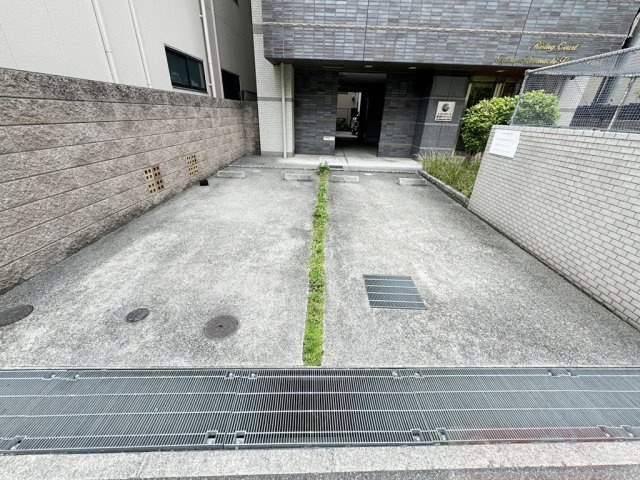ライジングコート深江本町フラワーパークの駐車場