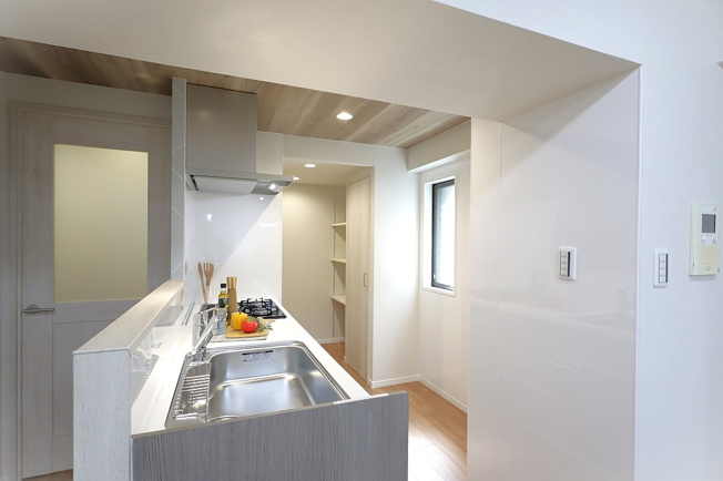 【キッチン】 | グランドメゾン住吉大社 | キッチン背面に窓あり☆サイドにはパントリースペースあります♪