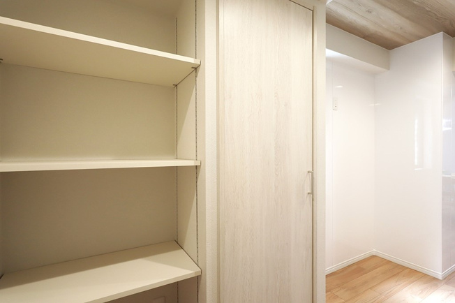 【収納】 | グランドメゾン住吉大社 | キッチンサイドのパントリースペース内です♪可動式の棚、開き戸の中は給湯器です。