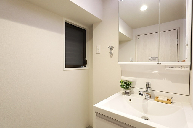 【独立洗面台】 | グランドメゾン住吉大社 | 洗面台新調☆洗面室に窓あります☆
