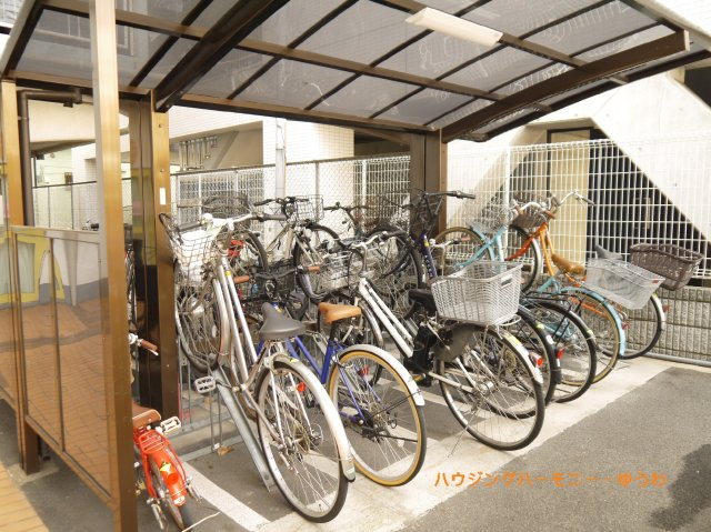 【駐輪場】 | シンハイム東十条 | 屋根付きの駐輪場となっていますので、雨の日でも大切な自転車が濡れずに済みます。