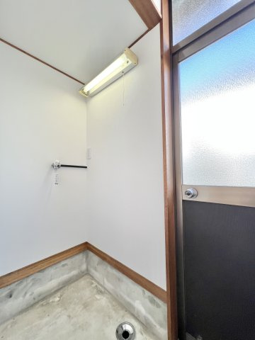 磐田市中泉のその他|勝手口横に洗濯機置き場があり、家事動線がスムーズです。