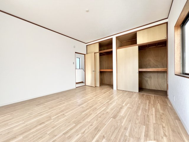 磐田市中泉の洋室|２F東側洋室！！
二面採光のため、日当たり、風通りが良いです。