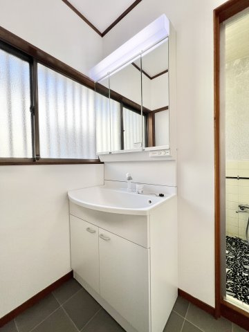 磐田市中泉の独立洗面台|3面鏡の洗面台は、メイク道具等の細々した物もスッキリと収納していただけます。
