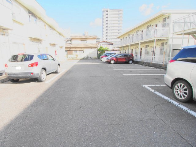 エルディム猫田の駐車場