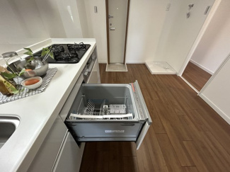 【キッチン】 | メゾン横浜能見台B棟 | 食洗機は高温で高濃度の強力洗剤による高圧洗浄ができるため、手洗いよりも短時間で高い除菌効果が期待できます。