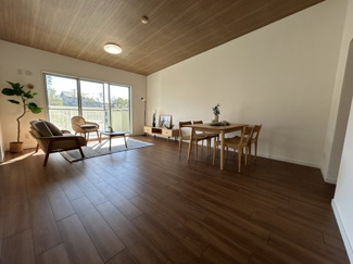 【居間・リビング】 | メゾン横浜能見台B棟 | 日が差し込む明るいリビングです。