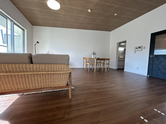 【居間・リビング】 | メゾン横浜能見台B棟 | 家族でゆったりと過ごせる約18帖のLDKです。