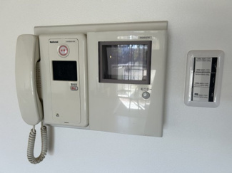 【セキュリティ】 | メゾン横浜能見台B棟 | 玄関のドアを開けることなく来客の顔や声を確認できるので安心して対応できますね。