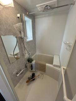 【浴室】 | メゾン横浜能見台B棟 | 小窓付きで湯気や入浴後の湿気だけでなく、排水口や浴室特有の臭いも自然換気で軽減できます。