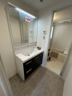 【独立洗面台】 | メゾン横浜能見台B棟 | 左右や後頭部まで鏡でチェックができる三面洗面鏡です。