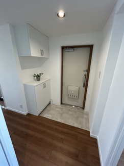 【玄関】 | メゾン横浜能見台B棟 | 棚付きシューズボックスは靴だけでなく、鍵・財布・マスク・宅配用印鑑・季節飾りなどの小物をまとめて置けるので、玄関がすっきりします。